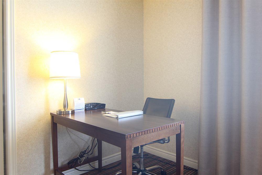 Holiday Inn Express Whitby Oshawa By Ihg Экстерьер фото