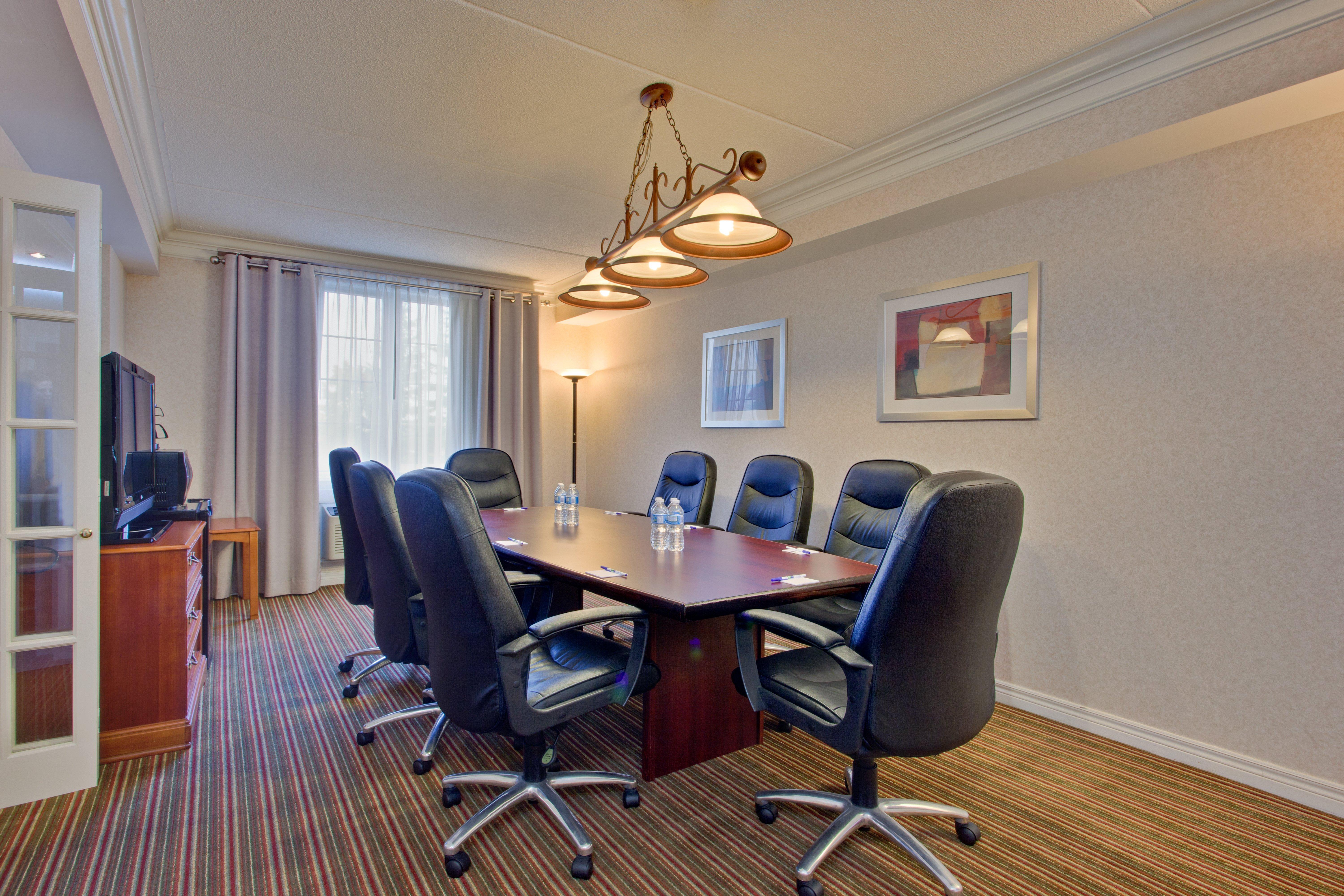Holiday Inn Express Whitby Oshawa By Ihg Экстерьер фото