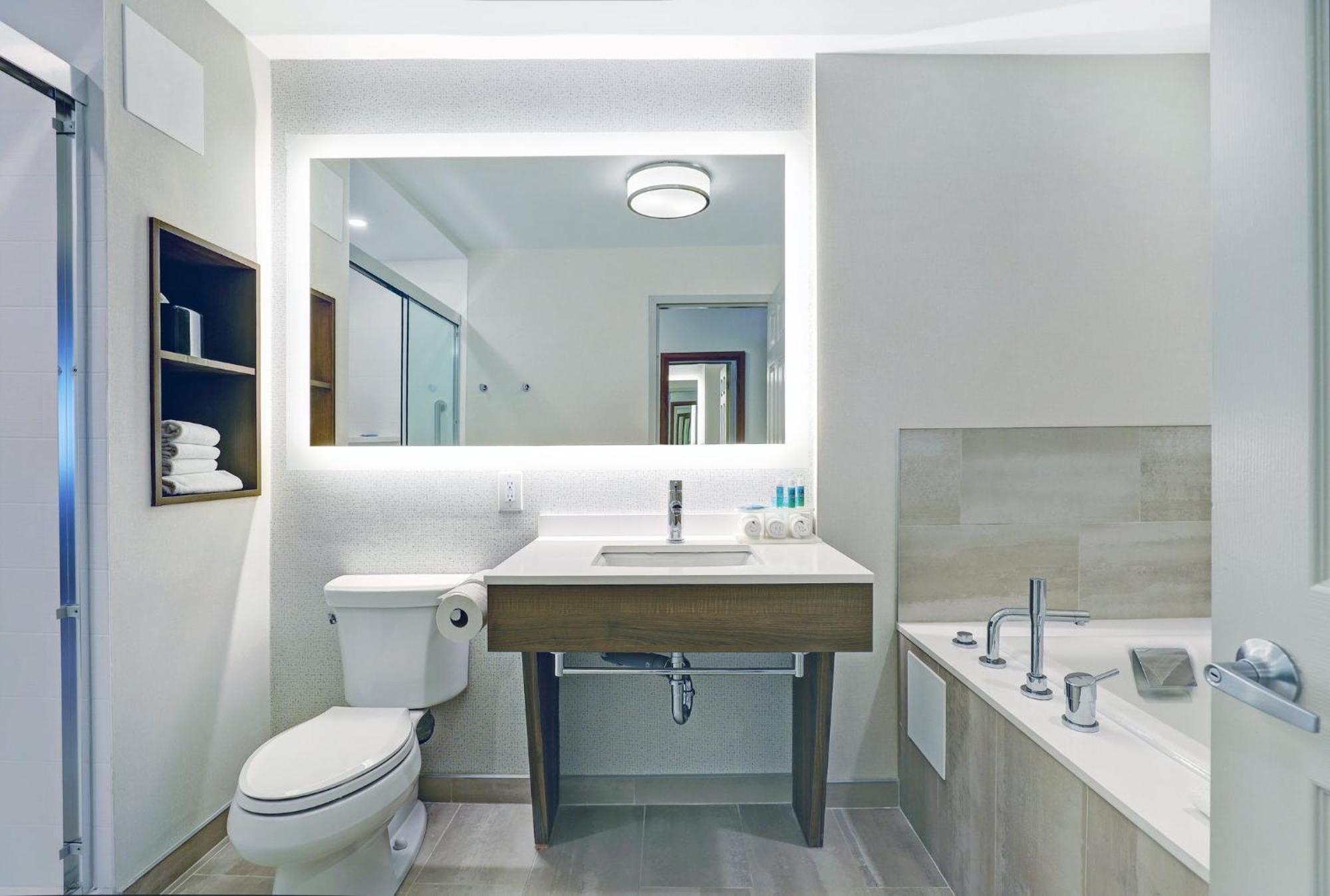 Holiday Inn Express Whitby Oshawa By Ihg Экстерьер фото