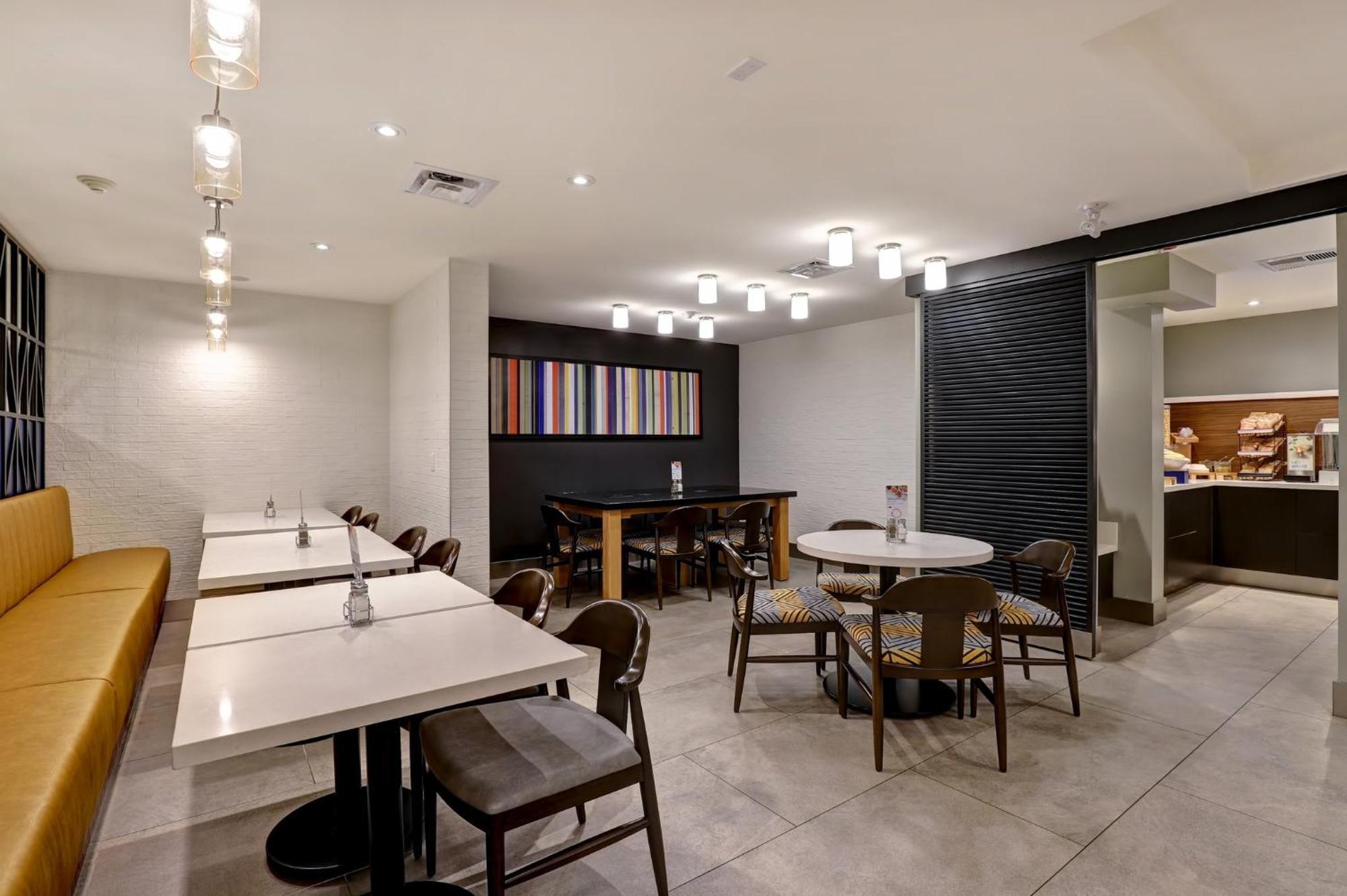 Holiday Inn Express Whitby Oshawa By Ihg Экстерьер фото