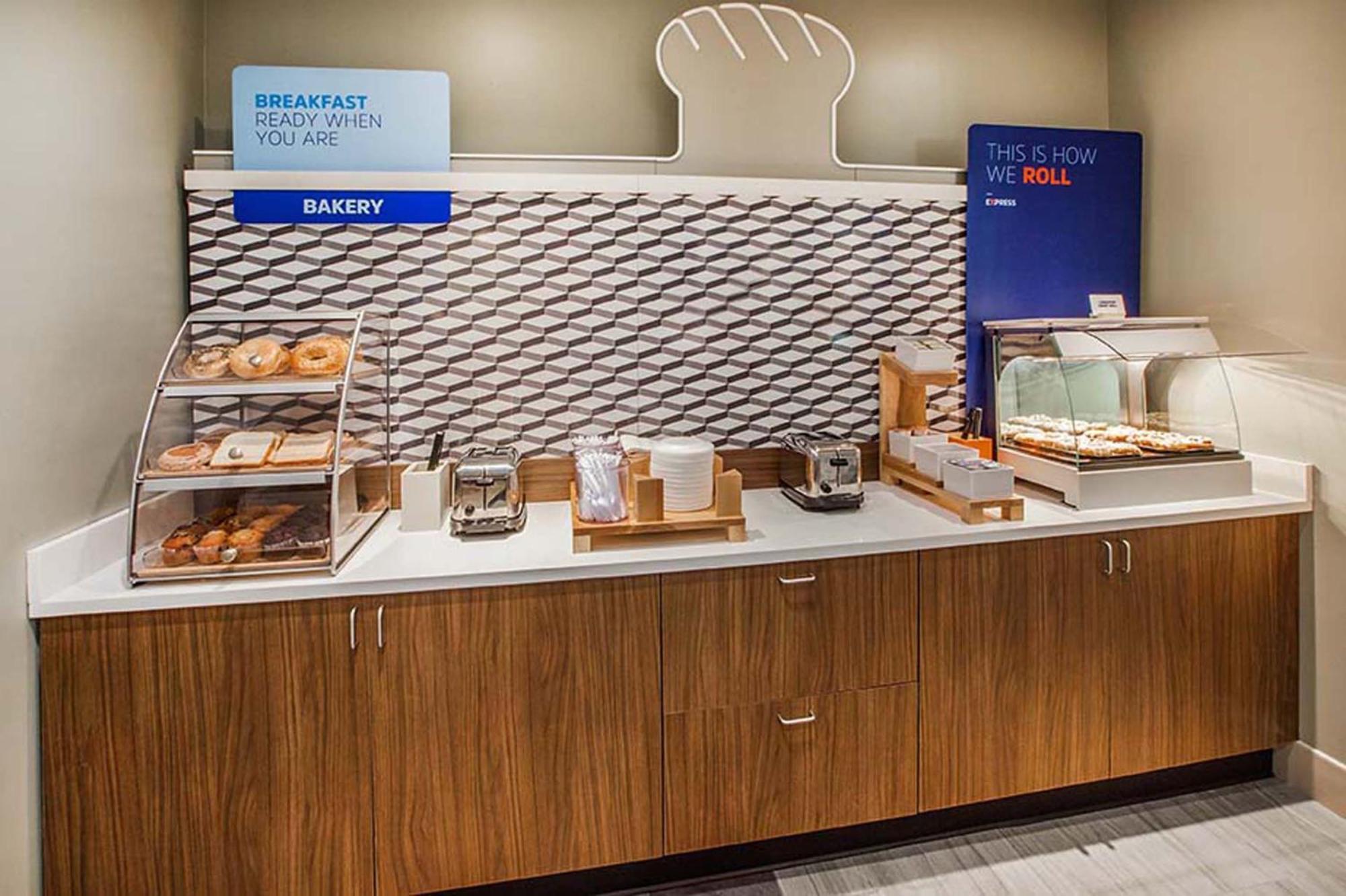 Holiday Inn Express Whitby Oshawa By Ihg Экстерьер фото