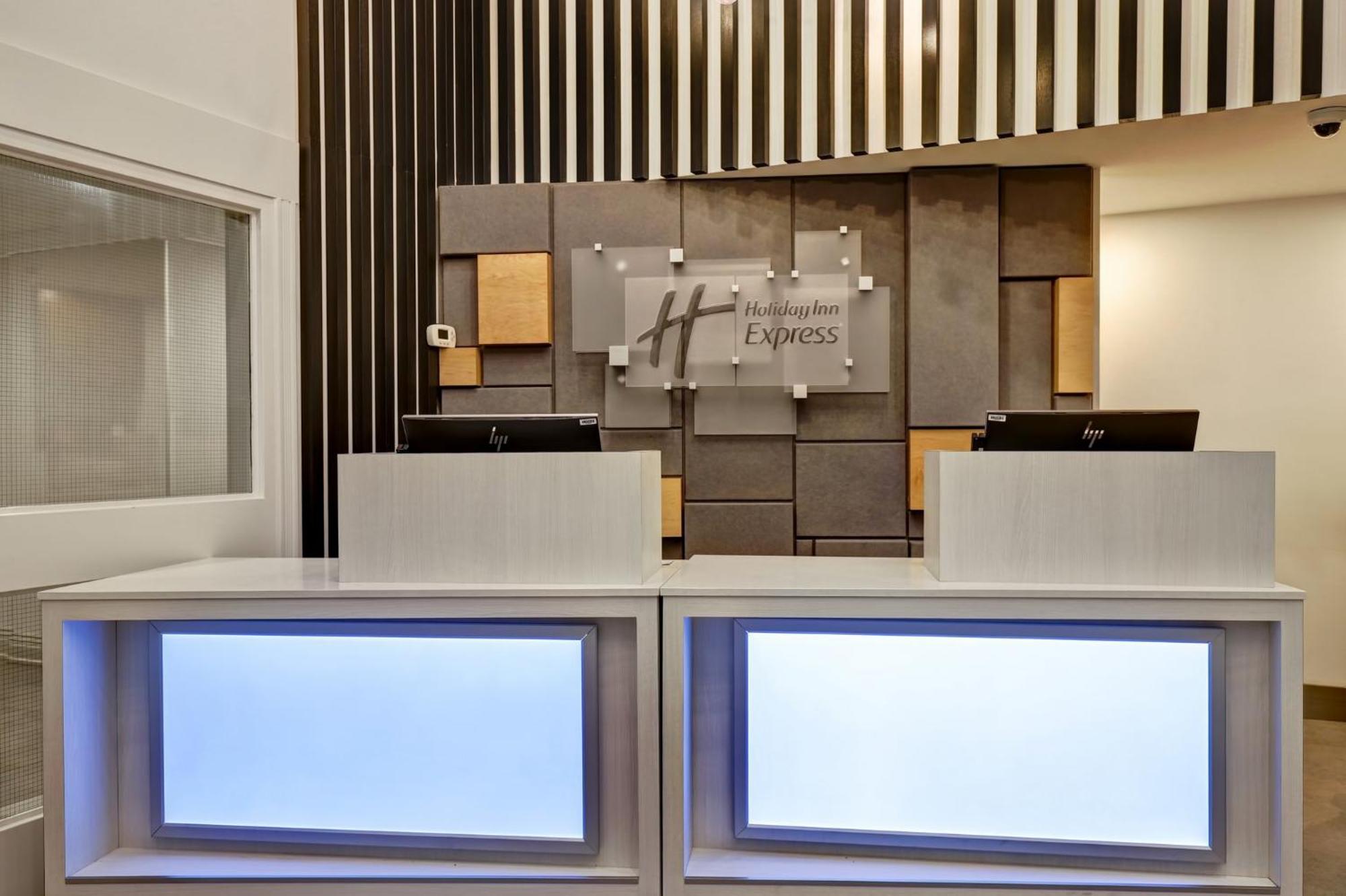 Holiday Inn Express Whitby Oshawa By Ihg Экстерьер фото
