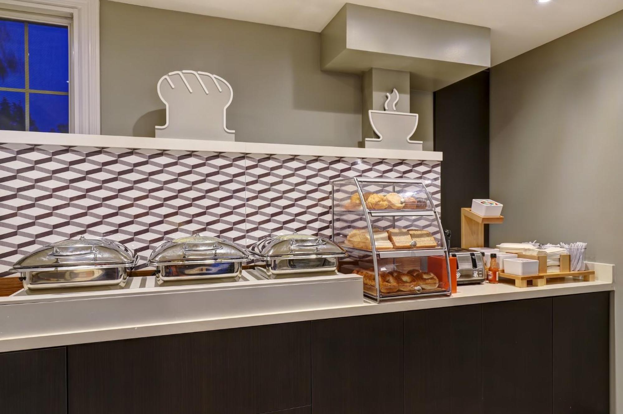 Holiday Inn Express Whitby Oshawa By Ihg Экстерьер фото