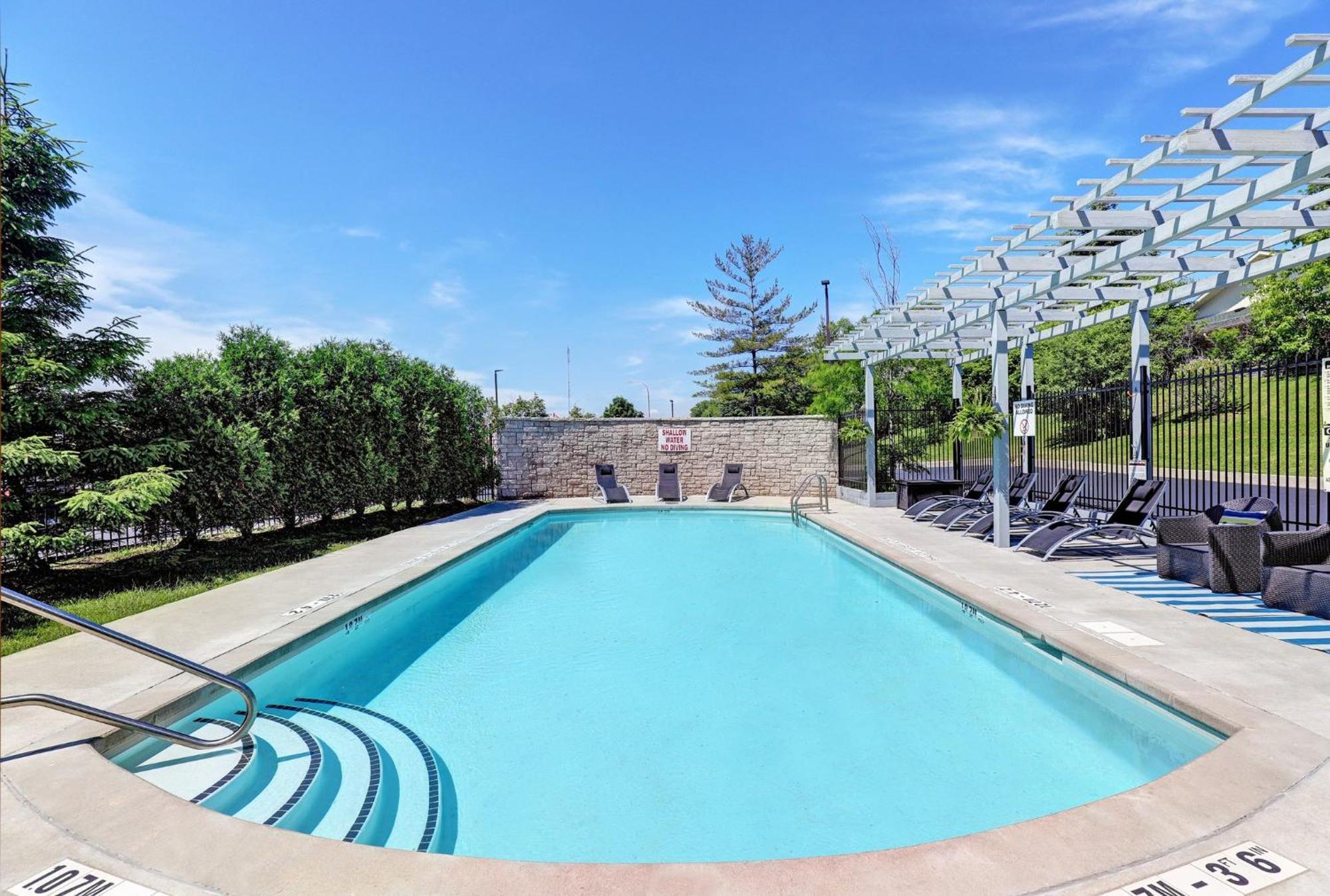 Holiday Inn Express Whitby Oshawa By Ihg Экстерьер фото