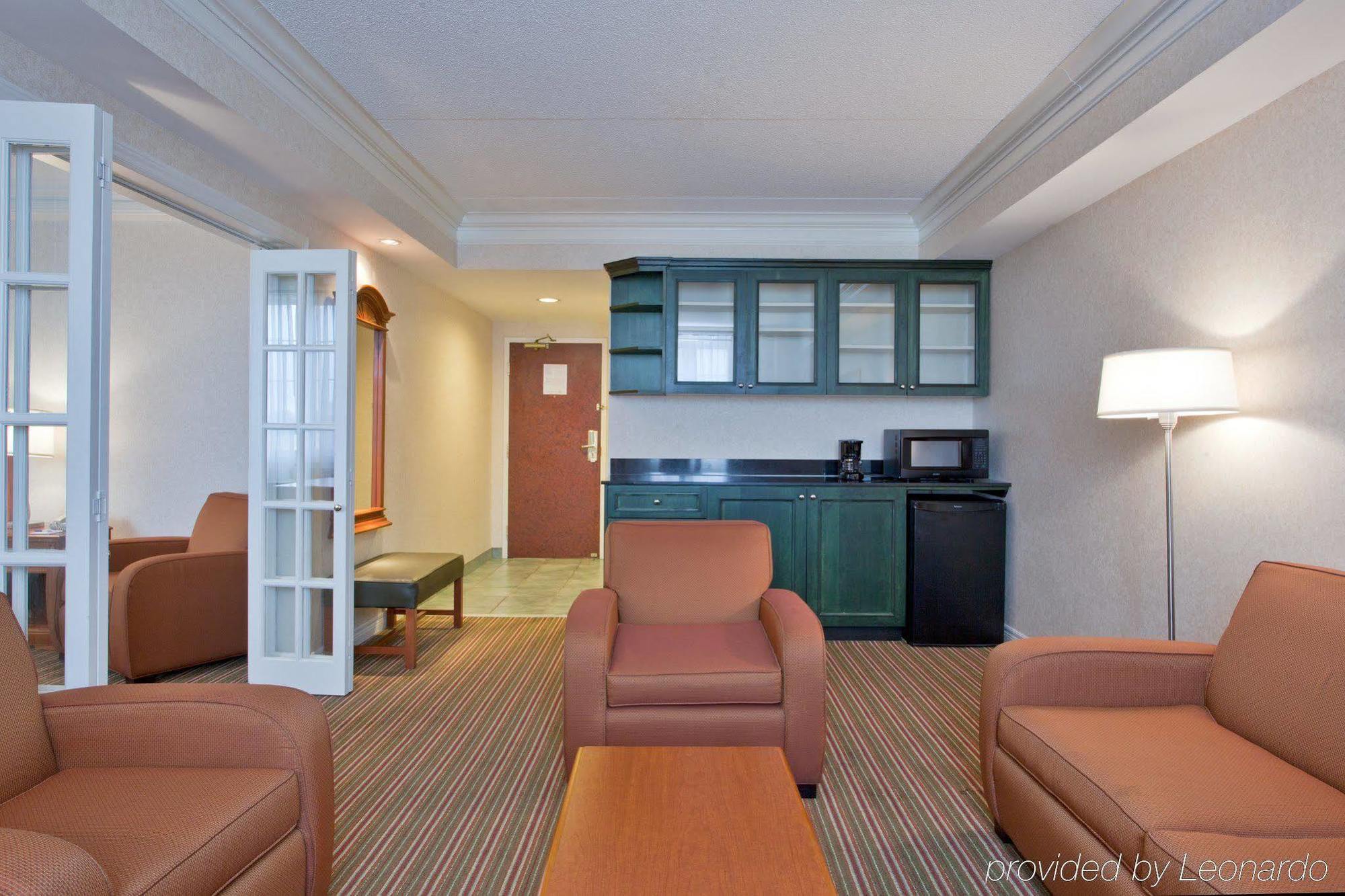 Holiday Inn Express Whitby Oshawa By Ihg Номер фото