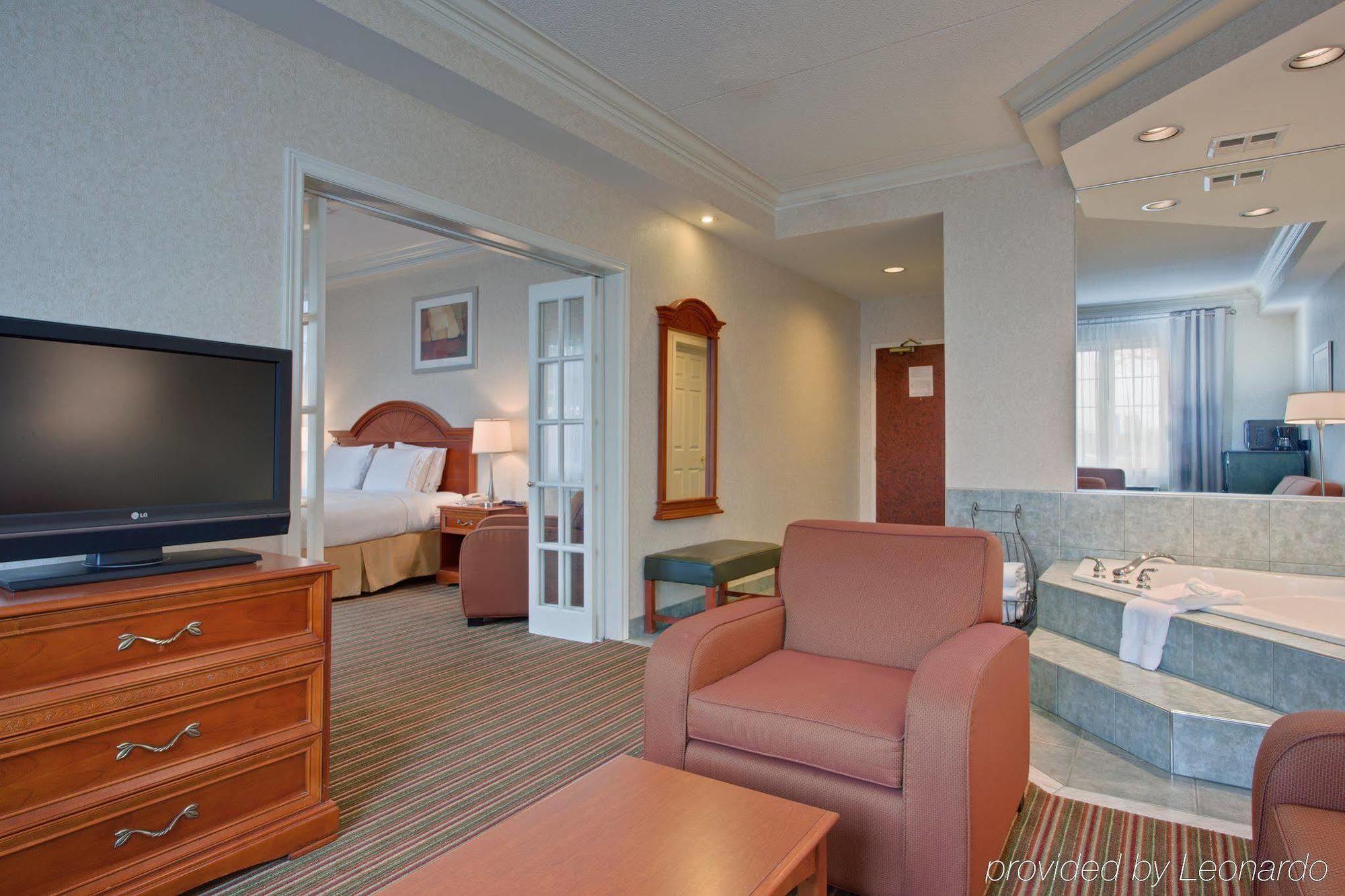 Holiday Inn Express Whitby Oshawa By Ihg Номер фото